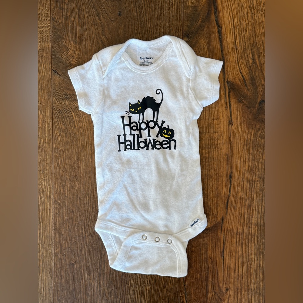 ✨4/$15✨Happy Halloween Baby Onesie Gerber Size 3-6 Months